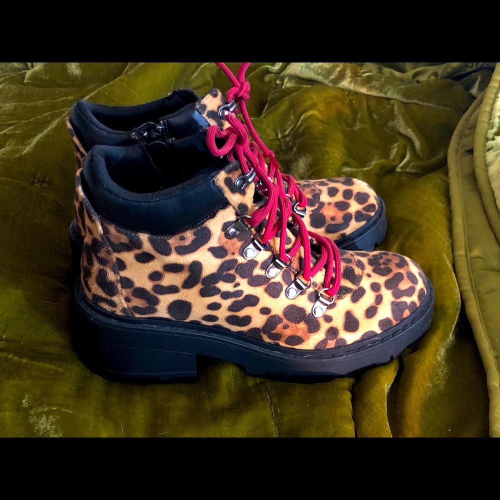 SKECHERS
TEEN SPIRIT BOOTIE LEOPARD PRINT (8.5)